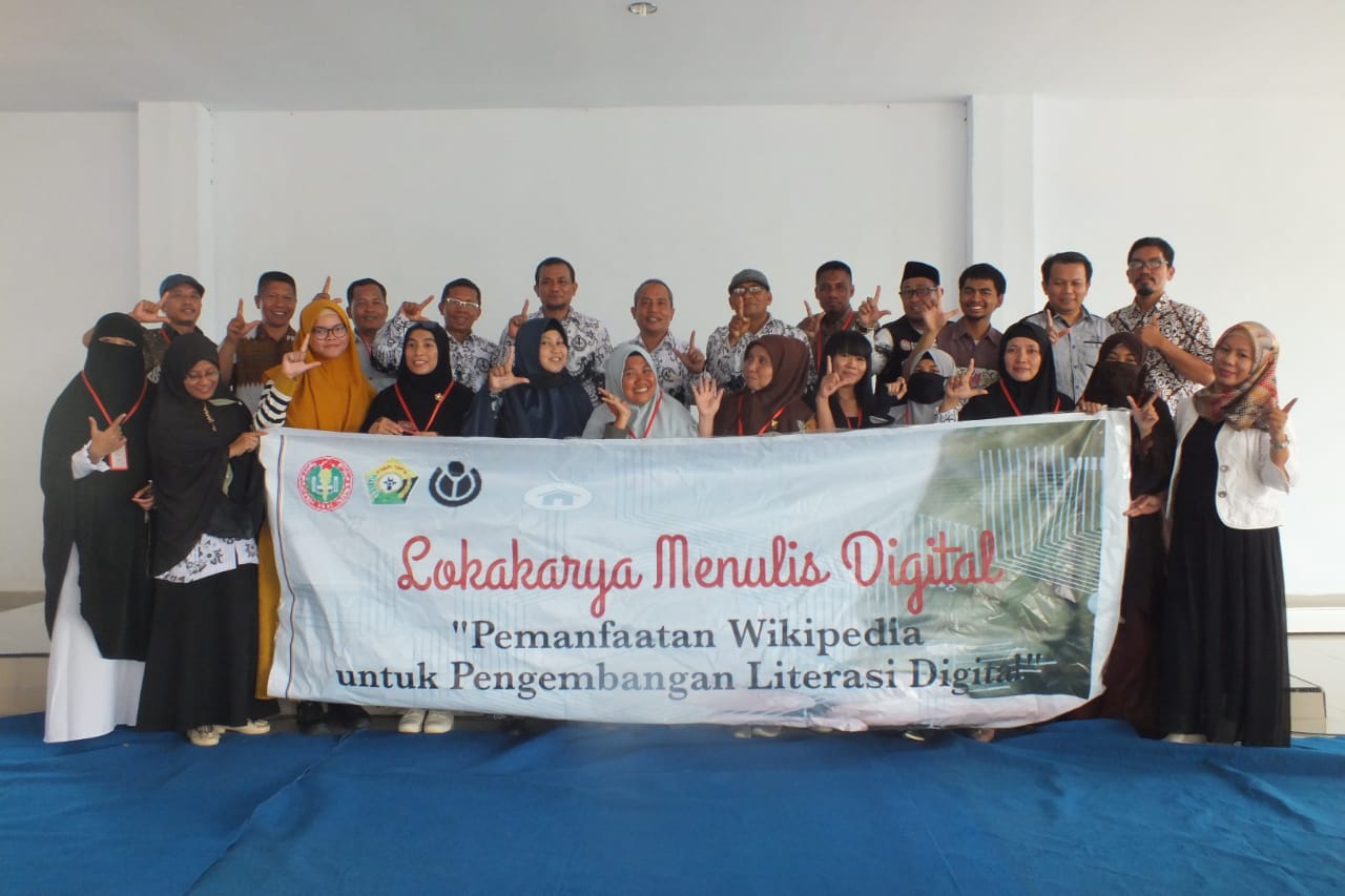 Lokakarya Menulis Digital: Pemanfaatan Wikipedia sebagai sarana pengembangan Literasi Digital, di PGRI Sulawesi Tenggara
