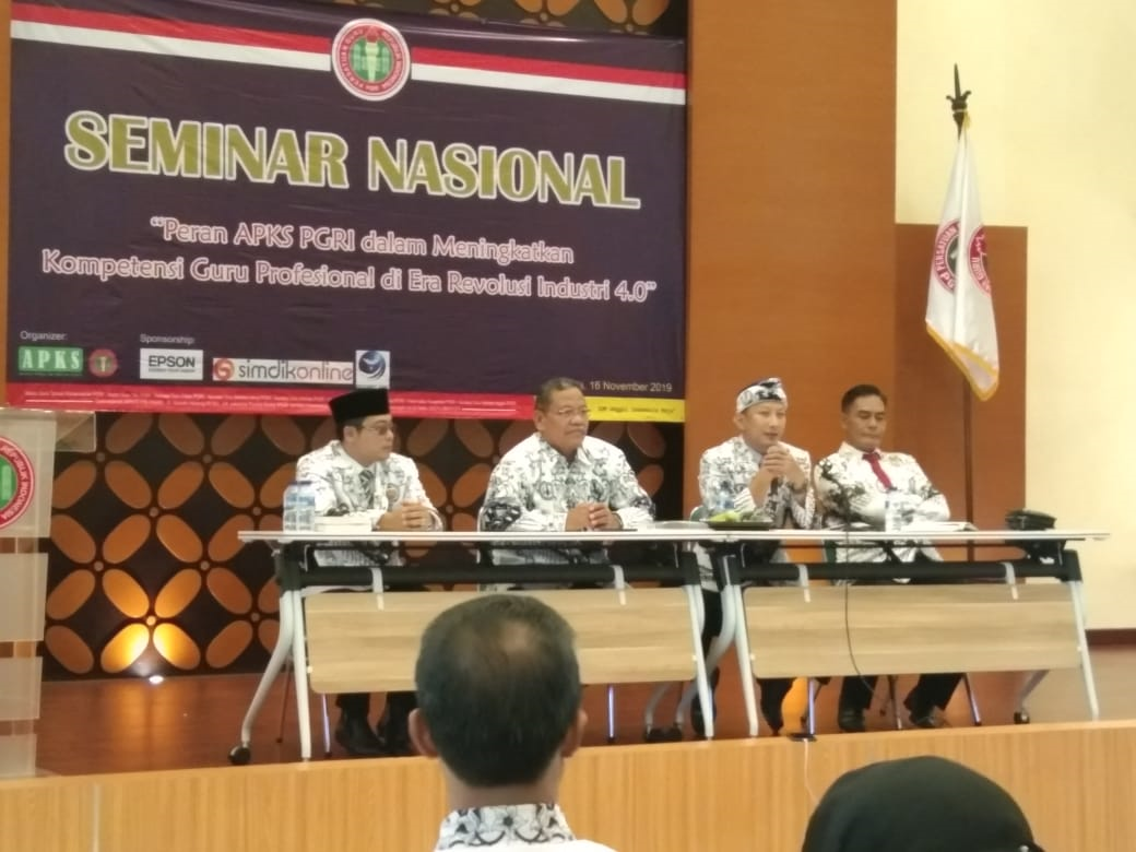 Meningkatkan Kompetensi Guru Profesional Di Era Revolusi 4.0.
