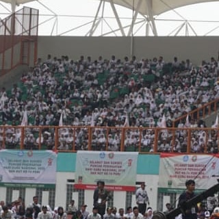Lautan Batik Kusuma Bangsa Membanjiri Stadion Wibawa Mukti