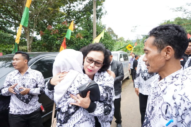 PGRI Menyalurkan Bantuan Kepada Guru Terdampak Bencana di Lebak