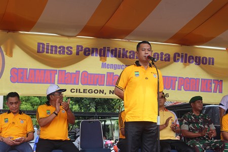 HUT ke 71 PGRI, Ribuan Guru Gerak Jalan Bersama Walikota Cilegon