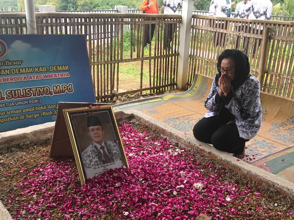 Pembangunan Cungkup Makam Dr.Sulistiyo, M.Pd
