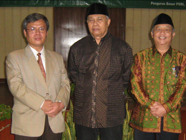 IN MEMORIUM DR. H. SULISTYO M.Pd: Refleksi kenangan  MOHAMAD SURYA*