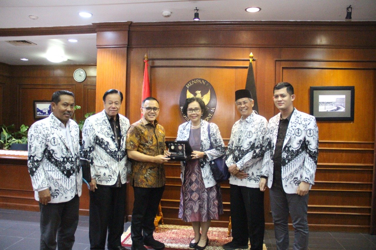Audiensi Pengurus Besar PGRI dengan Kemenpan RB terkait honorer dan TPG.
